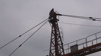 塔吊上的生死一線 消防官兵緊急營救輕生女子
