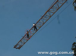 兩萬(wàn)元工錢引糾紛，包工頭爬上30米塔吊討薪